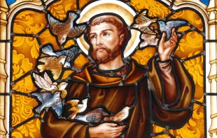 لوحة زجاجيّة للقدّيس فرنسيس الأسيزيّ مصدر الصورة: godongphoto/Shutterstock