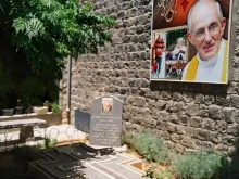 قبر الأب فرانس فاندرلخت في دير الآباء اليسوعيّين-حيّ بستان الديوان في حمص، سوريا