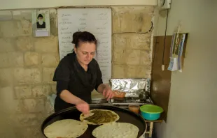 سيّدة لبنانيّة تعدّ المنقوشة التقليديّة على الصاج في بلدة دير القمر (الشوف-جبل لبنان) مصدر الصورة: ThiagoSantos/Shutterstock