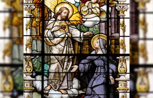 لوحة زجاجيّة يُظهِر فيها يسوع قلبه الأقدس للقدّيسة مارغريت ماري ألاكوك في بازيليك قلب يسوع الأقدس، زغرب-كرواتيا مصدر الصورة: Zvonimir Atletic/Shutterstock