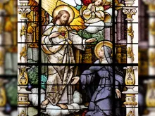 لوحة زجاجيّة يُظهِر فيها يسوع قلبه الأقدس للقدّيسة مارغريت ماري ألاكوك في بازيليك قلب يسوع الأقدس، زغرب-كرواتيا