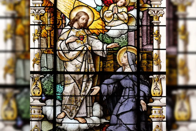 لوحة زجاجيّة يُظهِر فيها يسوع قلبه الأقدس للقدّيسة مارغريت ماري ألاكوك في بازيليك قلب يسوع الأقدس، زغرب-كرواتيا