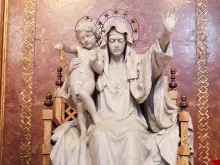 منحوتة العذراء ملكة السّلام في كنيسة القدّيسة مريم الكبرى-روما