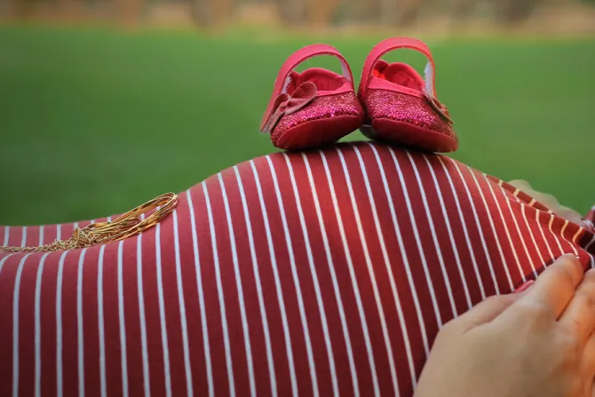 امرأة حامل وضعت حذائي طفلة على بطنها