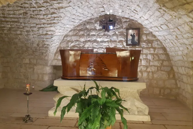 ضريح مار نعمة الله الحرديني في دير مار قبريانوس ويوستينا، كفيفان-لبنان