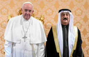 البابا فرنسيس والسفير محمد عبد الغافر Provided by: Vatican Media