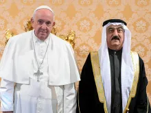 البابا فرنسيس والسفير محمد عبد الغافر