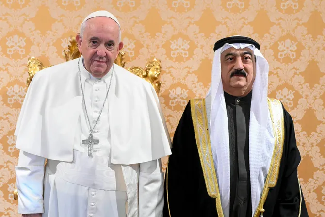 البابا فرنسيس والسفير محمّد عبد الغافر