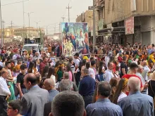 أكثر من 25000 شخص في قضاء الحمدانية (قرةقوش)-العراق بمناسبة دخول الرب يسوع إلى أورشليم 10/04/2022