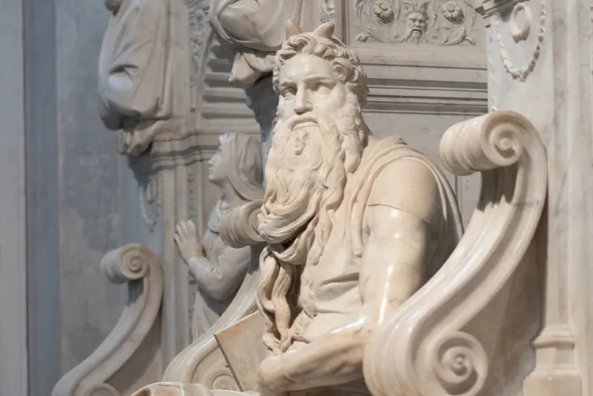 تمثال موسى النبي للفنان مايكل أنجلو في كنيسة مار بطرس في فينكولي، روما-إيطاليا