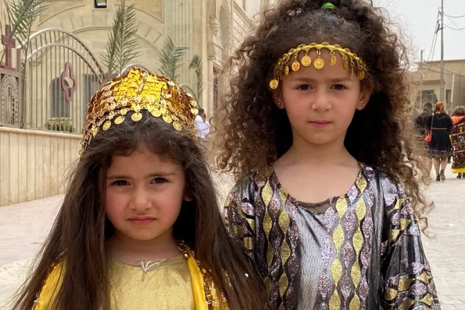 أطفال يرتدون الزي الشعبي الفلكلوري احتفالا بعيد الشعانين 1