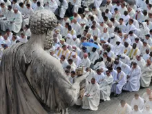الاحتفال بالذبيحة الإلهيّة في ساحة القديس بطرس الفاتيكانيّة بمناسبة عيد قلب يسوع الأقدس ويوبيل الكهنة في 3 يونيو/حزيران 2016