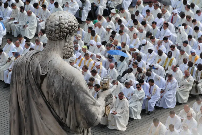 الذبيحة الإلهيّة في ساحة القديس بطرس بالفاتيكان بمناسبة عيد قلب يسوع ويوبيل الكهنة في 3 يونيو/حزيران 2016