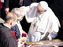البابا فرنسيس يبارك امرأة مسنّة في مايو/أيّار 2021