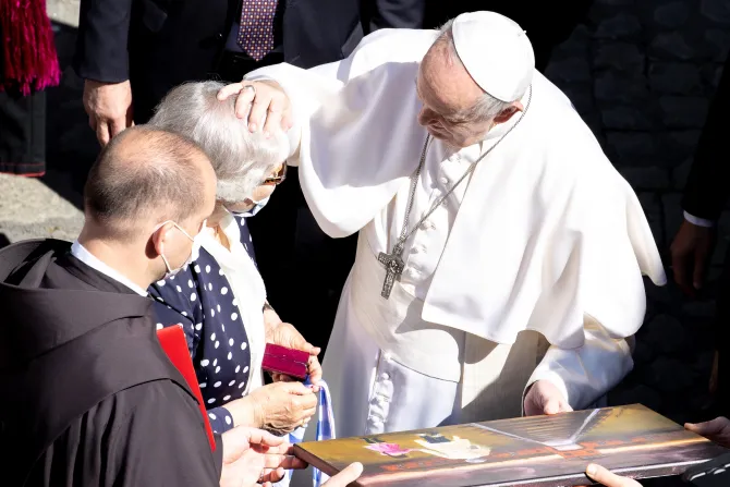 البابا فرنسيس يبارك سيّدة مسنّة في مايو/أيّار 2021