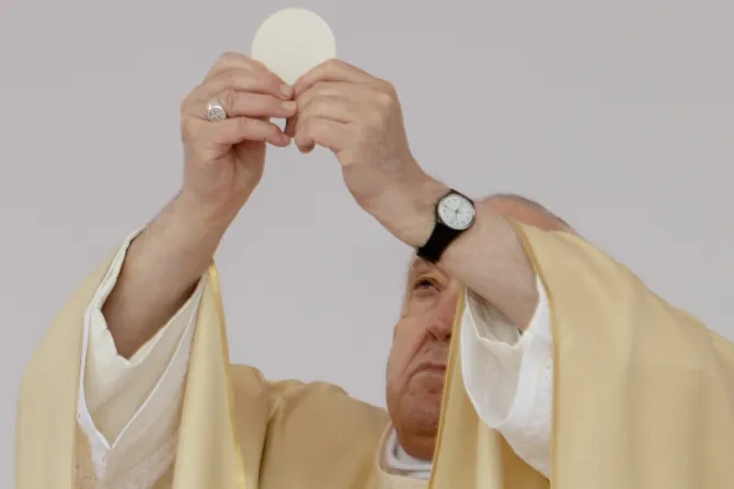 البابا فرنسيس يحتفل بالذبيحة الإلهيّة في نوفمبر/تشرين الثاني 2021 في روما