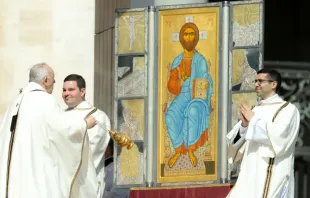 البابا فرنسيس خلال الذبيحة الإلهيّة لعيد الفصح، ساحة القدّيس بطرس في الفاتيكان، 17 نيسان 2022 - Provided by: Daniel Ibanez/CNA null