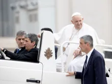 البابا فرنسيس داخلًا في السيّارة الباباويّة مع بداية المقابلة العامّة في 4 أيّار 2022