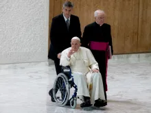 البابا فرانسيس وهو يدخل قاعة بولس السادس في الفاتيكان على كرسي متحرك في 5 مايو 2022.