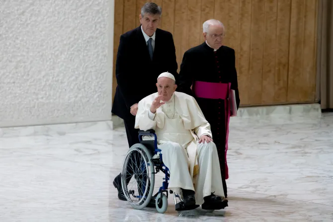 البابا فرانسيس وهو يدخل قاعة بولس السادس في الفاتيكان على كرسي متحرك في 5 مايو 2022.