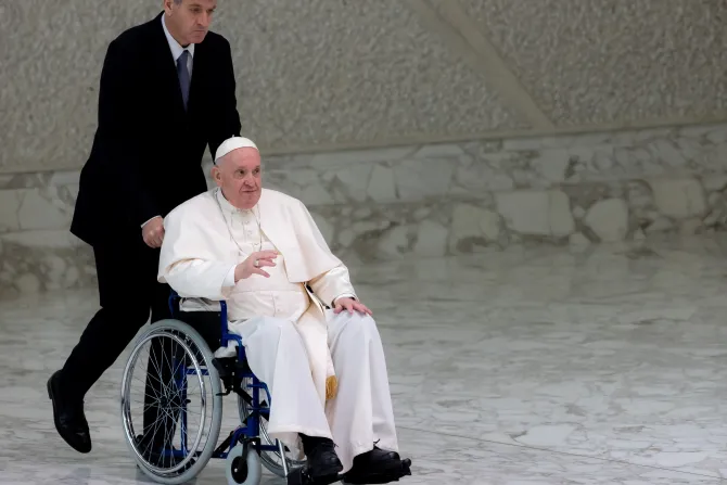 البابا فرنسيس على الكرسي المتحرّك في صالة البابا بولس السّادس، الفاتيكان