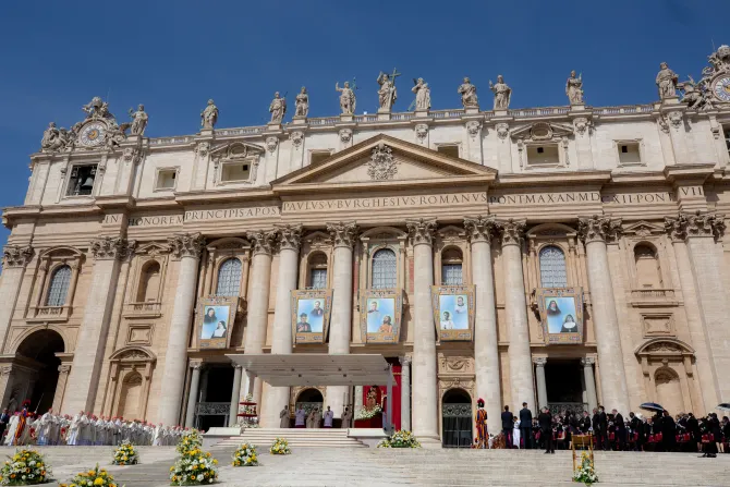 اعلن البابا فرنسيس، الأحد 15 مايو، قداسة عشرة قديسين جدد من الكنيسة الكاثوليكية، خلال قداس في ساحة القديس بطرس في الفاتيكان.