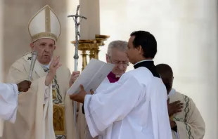 اعلن البابا فرنسيس، الأحد 15 مايو، قداسة عشرة قديسين جدد من الكنيسة الكاثوليكية، خلال قداس في ساحة القديس بطرس في الفاتيكان. Provided by: Daniel Ibáñez