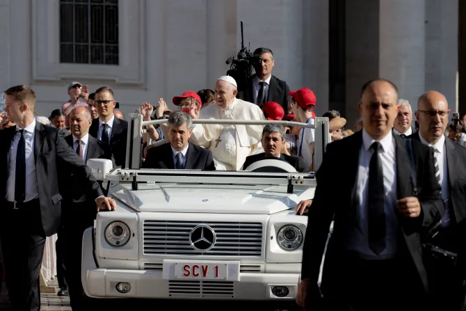 البابا فرنسيس في السيّارة الباباويّة وترافقه مجموعة من الأطفال في بداية المقابلة العامّة الأسبوعيّة في 18 أيّار 2022