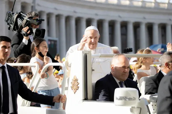 البابا فرسيس في ساحة القديس بطرس، 25 يونيو 2022.