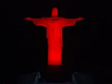 تمثال المسيح الفادي مضاء باللون الأحمر في ريو دي جانيرو، البرازيل