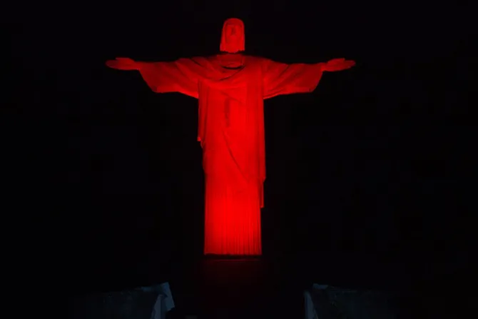 تمثال المسيح الفادي مضاء باللون الأحمر في ريو دي جانيرو، البرازيل