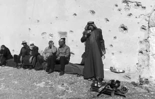 مجموعة شيوخ يشربون الشاي في مكان مليء بالشظايا وآثار الرصاص في إحدى بلدات سهل نينوى المسيحية Provided by: Stephen Rasche