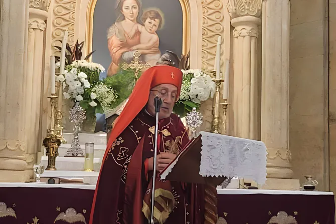 البطريرك ميناسيان يلقي كلمة في كنيسة الصليب بحلب-سوريا