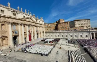 البابا لاوون الرابع عشر يُعلن قداسة كارلو أكوتيس وبيير جورجيو فراسّاتي في ساحة القدّيس بطرس-الفاتيكان مصدر الصورة: إلياس الترك/آسي مينا