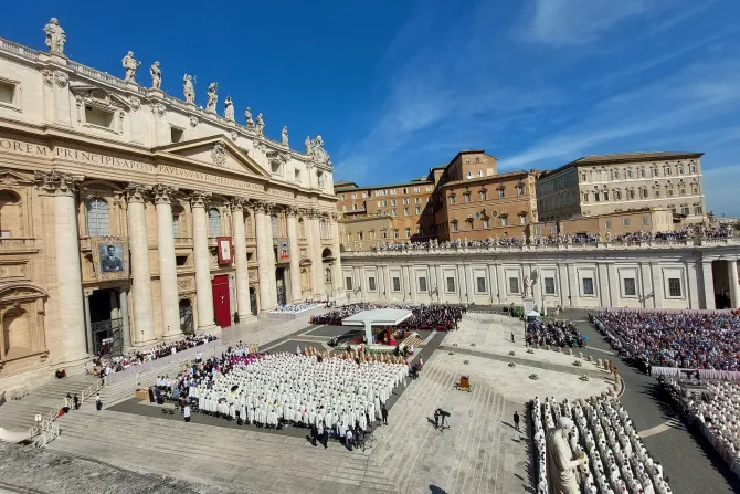 البابا لاوون الرابع عشر يُعلن قداسة كارلو أكوتيس وبيير جورجيو فراسّاتي في ساحة القدّيس بطرس-الفاتيكان