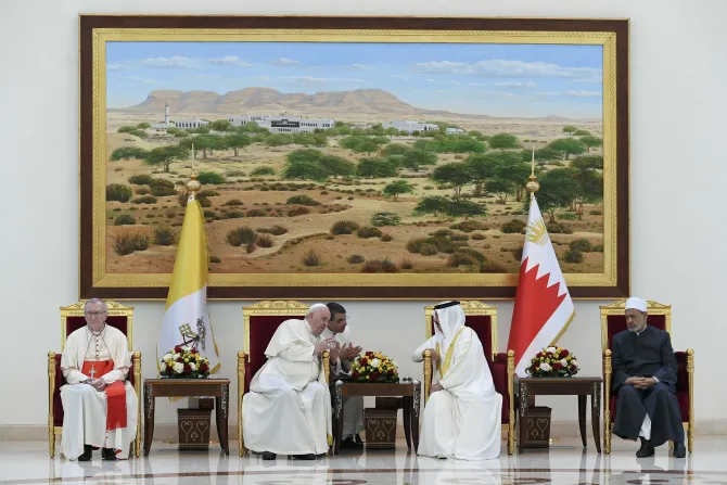 ملك البحرين وشخ الأزهر يودّعان البابا فرنسيس في مطار الصخير الدولي