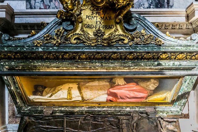 ضريح القدّيس بيوس الخامس في بازيليك القدّيسة مريم الكبرى، روما-إيطاليا