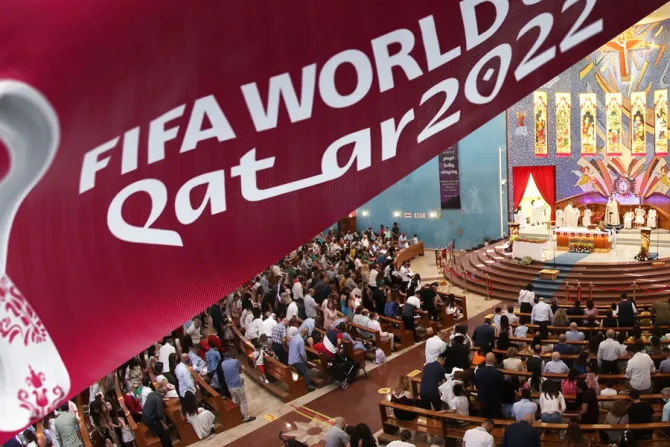 كنيسة سيّدة الورديّة في الدوحة وعلم مونديال قطر 2022