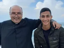 سهيل شادي أبو داود مع الأب جبرائيل رومانيلّي، كاهن رعيّة العائلة المقدّسة للاتين في غزة