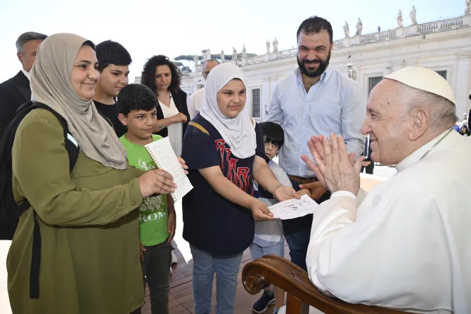 إيمان شمس الدين نادر تلقتي البابا مع عائلتها