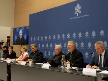 إعلان الوثيقة التحضيريّة لسينودس 2023 في مؤتمر صحافي عُقِدَ بدار الصحافة الفاتيكانيّة