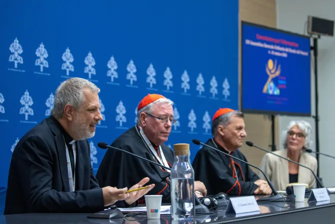 مؤتمر صحافيّ في دار الصحافة الفاتيكانيّة لاختتام أعمال الدورة الأولى من السينودس