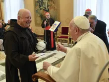 البابا فرنسيس يقدّم «جائزة الأمّ تريزا» للأب حنا جلّوف في ديسمبر/كانون الأوّل الفائت