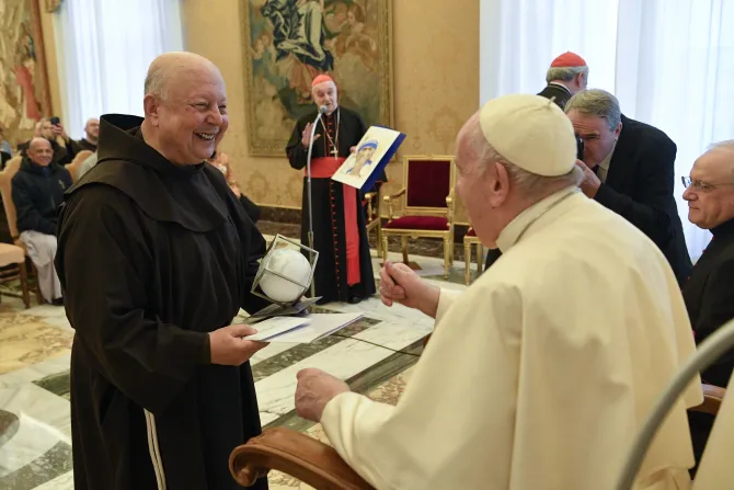 البابا فرنسيس يقدّم «جائزة الأمّ تريزا» للأب حنّا جلّوف في ديسمبر/كانون الأوّل الفائت