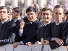 رهبان وراهبات يشاركون صباح اليوم في المقابلة العامّة الأسبوعيّة للبابا لاوون الرابع عشر في ساحة القدّيس بطرس-الفاتيكان.