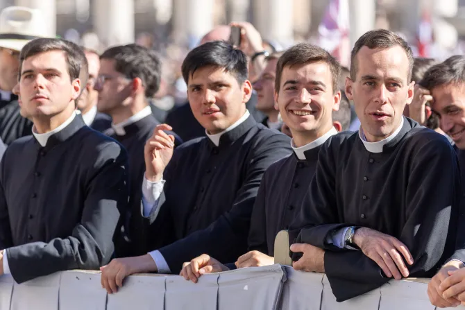 رهبان وراهبات يشاركون صباح اليوم في المقابلة العامّة الأسبوعيّة للبابا لاوون الرابع عشر في ساحة القدّيس بطرس-الفاتيكان.