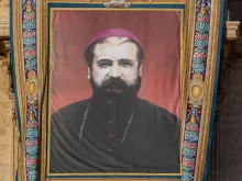 صورة إغناطيوس مالويان معلَّقة على شرفة بازيليك القدّيس بطرس-الفاتيكان في خلال حفل إعلان قداسته أمس