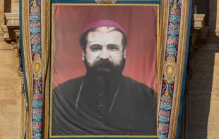 صورة إغناطيوس مالويان معلَّقة على شرفة بازيليك القدّيس بطرس-الفاتيكان في خلال حفل إعلان قداسته أمس مصدر الصورة: دانييل إيبانيز/آسي مينا