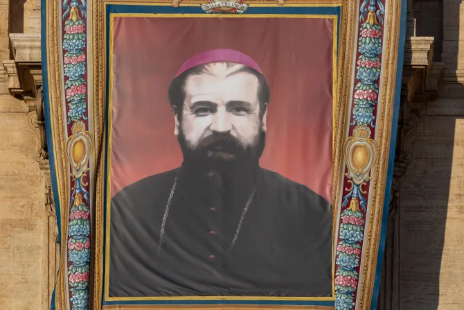 صورة إغناطيوس مالويان معلَّقة على شرفة بازيليك القدّيس بطرس-الفاتيكان في خلال حفل إعلان قداسته أمس