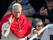 البابا لاوون الرابع عشر يحيّي المؤمنين في ساحة إسبانيا، بعد ظهر الاثنين 8 ديسمبر/كانون الأوّل لمناسبة عيد الحبل بلا دنس